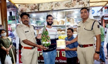 बस्तर पुलिस द्वारा चाट विक्रेता को किया गया सम्मानित