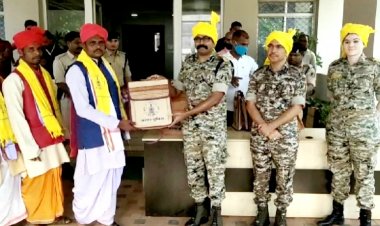 बस्तर ता माटा” कार्यक्रम में  बस्तर पुलिस द्वारा संभाग की समस्त मांझी एवं चालकियो को सम्मानित किया गया