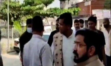 प्रदेश अध्यक्ष के सामने महामंत्री और कर्मकार मंडल के चेयरमैन ने एक दूसरे का कॉलर पकड़ा..