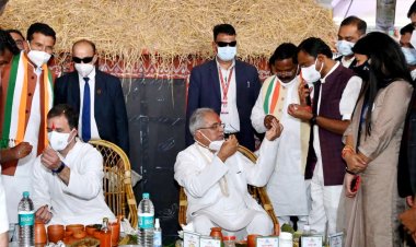 राहुल गांधी ने “आमचो बस्तर” स्टाल मे , चखा बस्तर थाली का स्वाद.. 