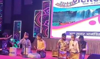 लोहंडीगुड़ा  के बच्चों ने बेकार पड़े डिब्बों से चित्रकूट महोत्सव में दी अपनी शानदार प्रस्तुति देखें वीडियो