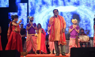 गायक दिलीप षडंगी के भक्ति गीतों और बस्तरिया लोक नृत्यों से झूमे दर्शक