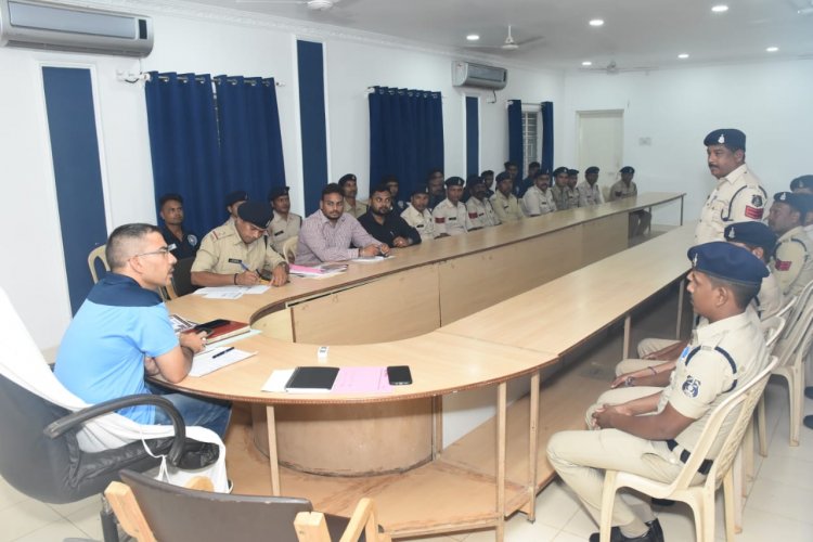 पुलिस अधीक्षक बस्तर द्वारा लिया गया डायल-112 की मीटिंग उत्कृष्ट कार्य करने वाले जवानों को किया गया सम्मानित