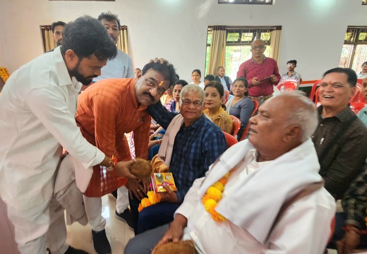 शिक्षक दिवस पर,शिक्षकों को साल- श्रीफल भेंट कर किया गया सम्मानित, कांग्रेसियों ने गुरुओं की शिक्षा को बताया अविस्मरणीय