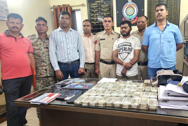 जगदलपुर शहर के सबसे बड़े सट्टापट्टी खाईवाल दंतेश्वर राव को कोतवाली पुलिस ने किया गिरफ्तार, घर से हुई लाखों रुपए बरामद...