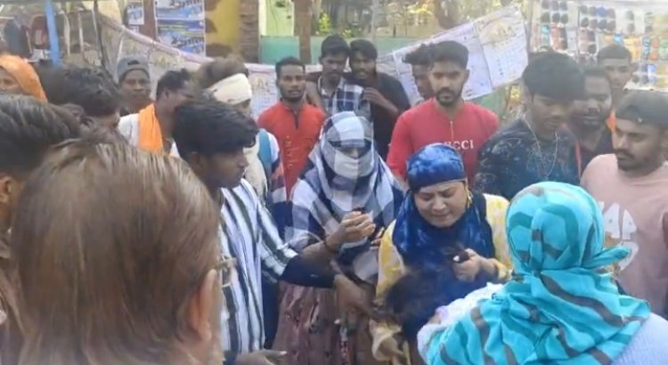 बीच सड़क पर आपस में भिड़ीं 2 महिलाएं, एक ने दूसरी का बाल खींचा ट्रैफिक हुआ जाम, पुलिस ले गई थाने देखें विडियो