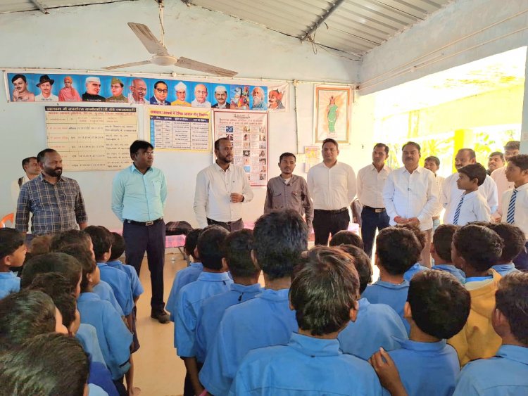 नक्सलगढ़ के सबसे पढ़े लिखे लड़के को मिली नौकरी,जहां कभी नक्सली सीखते थे बंदूक चलाना अपने उसी गांव में बच्चों को सिखाएगा कंप्यूटर, दिल का है मरीज