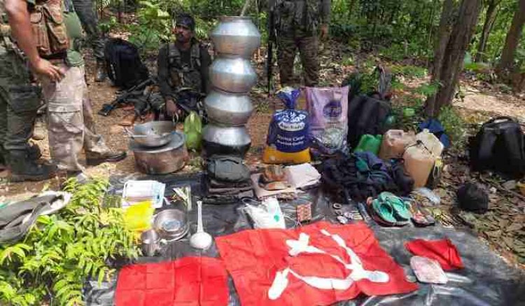 नक्सलियों के खुफिया ठिकानों को पुलिस के जवानों ने किया ध्वस्त नक्सलियों के अस्थाई कैम्प से बड़ी मात्रा में हथियार और विस्फोटक सामान बरामद