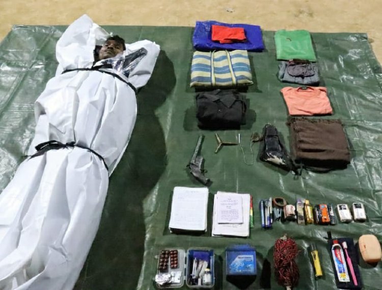 बैठक ले रहे थे नक्सली, पुलिस ने बोला धावा, 5 लाख रुपए के इनामी माओवादी कमांडर को किया ढेर, शव समेत हथियार लेकर लौटे जवान