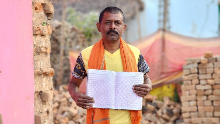 बेटे की मन्नत में लिख डाला 67 लाख बार 'राम',13 सालों में 451 पेन का इस्तेमाल कर 441 कॉपी में लिखे, 1 करोड़ होने पर जाएंगे अयोध्या, बेटे ने भी लिया जन्म