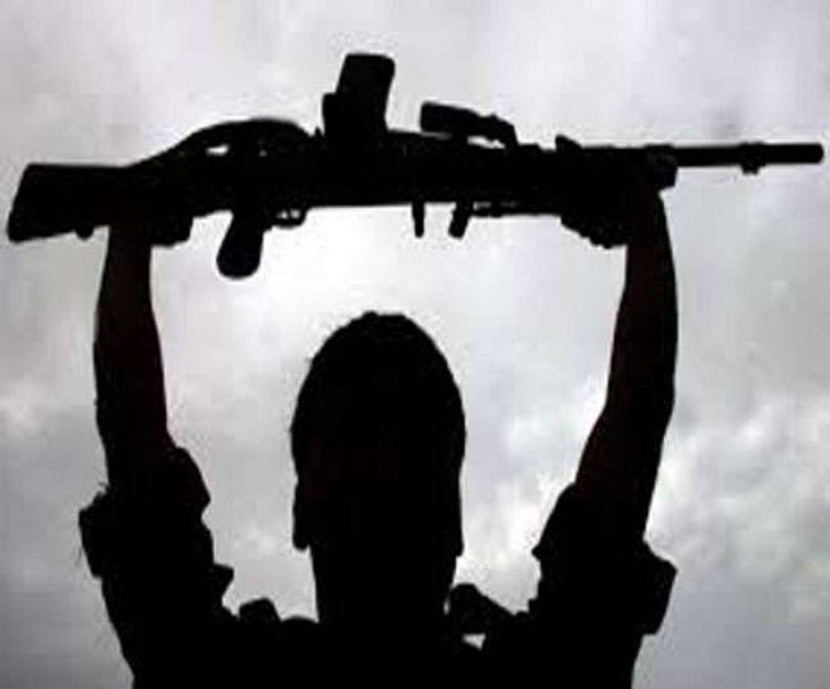 5 लाख रुपए के इनामी नक्सली कमांडर ने छोड़ी हिंसा, मुठभेड़ में बचकर निकला, मौत का डर था, इसलिए पुलिस ने सामने आकर डाल दिया हथियार