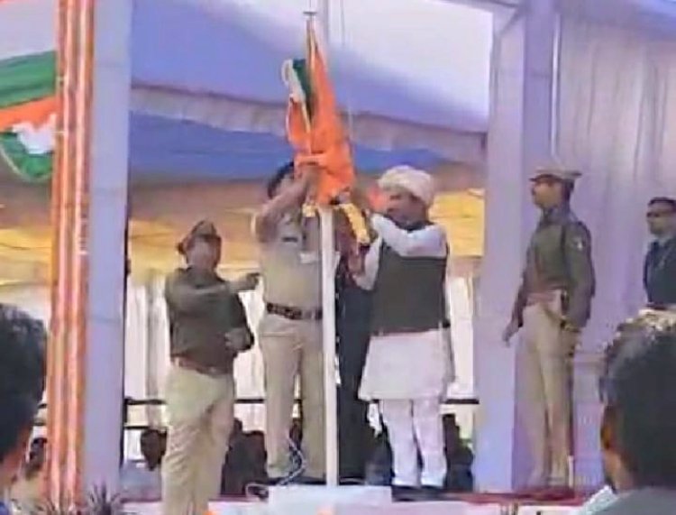 बीजापुर में झंडारोहण के वक्त फंसी रस्सी काफी मशक्कत के बाद झंडा को नीचे उतारकर फिर से लगाया गया, विक्रम उसेंडी ने किया झंडारोहण