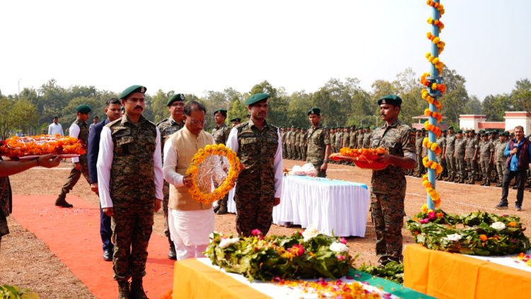 मुख्यमंत्री विष्णु देव साय ने शहीद जवानों के पार्थिव शरीर पर पुष्पचक्र अर्पित कर श्रद्धांजलि दी