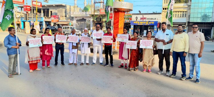 शहर जिला कॉंग्रेस कमेटी द्वारा सुप्रीम कोर्ट द्वारा मोदी सरकार की चुनावी बांड योजना को रद्द करने पर न्यायालय का आभार प्रकट करने सांकेतिक प्रदर्शन किया गया