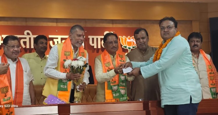 BREAKING : लोकसभा चुनाव से पहले कांग्रेस को बड़ा झटका, पूर्व विधायकों सहित सैकड़ों कार्यकर्ता बीजेपी में हुए शामिल