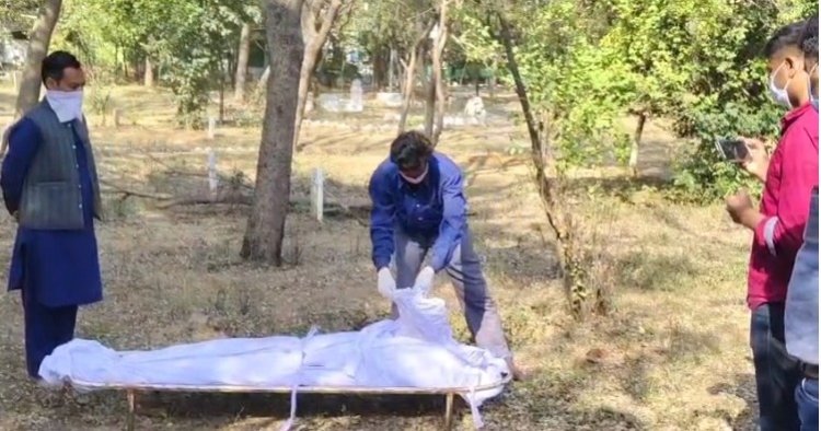 आखिर क्यों माँ ने कब्र से निकाला बेटे का शव...पढ़िए हैरान कर देने वाला मामला
