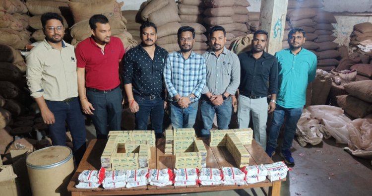 छत्तीसगढ़ : अवैध गुटखा फैक्ट्री में GST विभाग की दबिश...बड़ी मात्रा में गुटखा बनाने का कच्चा सामान और मिक्सर मशीन बरामद