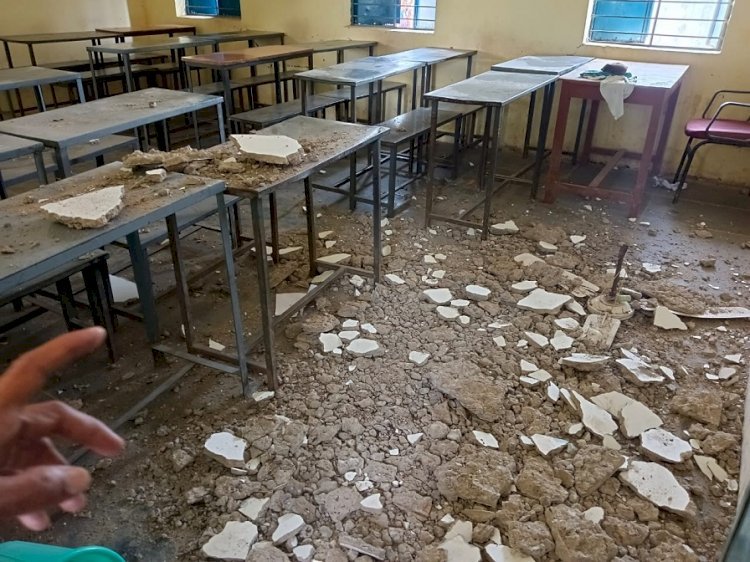 स्कूल में बड़ा हादसा : कक्षा के दौरान भरभराकर गिरा छत का प्लास्टर...बाल-बाल बचे टीचर और स्टूडेंट्स