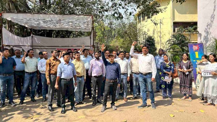 सड़क पर उतरे छत्तीसगढ़ आयकर विभाग के कर्मचारी...नियमितीकरण सहित इन मांगों को लेकर किया प्रदर्शन