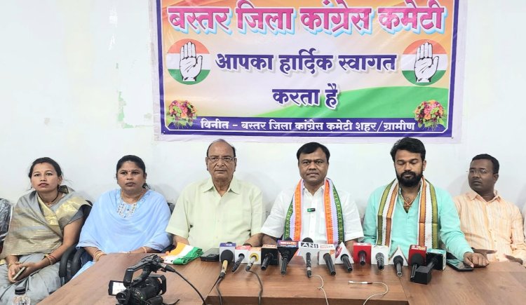 कांग्रेस देगी हर महिला को साल में 1 लाख रुपये युवाओं के बाद कांग्रेस की महिलाओं और किसानों के लिये पांच-पांच गारंटी बैज