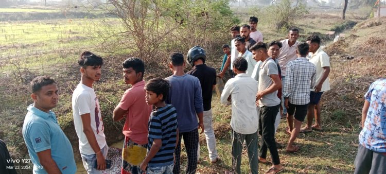 सड़क किनारे नाले में मिली युवक की लाश, इलाके में फैली सनसनी, हत्या की जताई जा रही आशंका