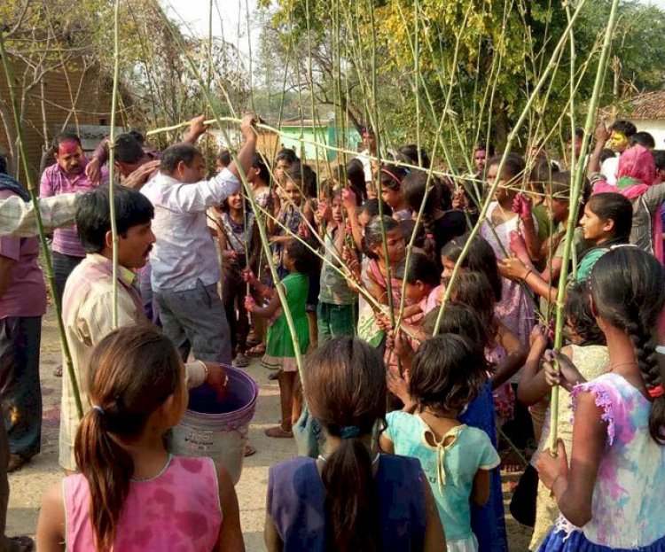 छत्तीसगढ़ के इस गांव में लड़कियां पुरुषों पर बरसाती है लाठियां, 300 सालों से चल रही परंपरा...जानिए परंपरा के पीछे की मान्यता