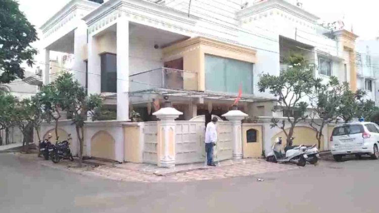 CG ब्रेकिंग : मशहूर बिल्डर्स व भाजपा नेता के घर आईटी की दबिश...8 गाड़ियों में पहुंचे हैं 20 से ज्यादा अफसर
