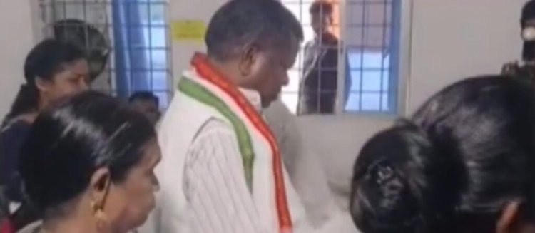 छत्तीसगढ़ की बस्तर सीट पर वोटिंग जारी, कांग्रेस प्रत्याशी कवासी लखमा ने किया मतदान