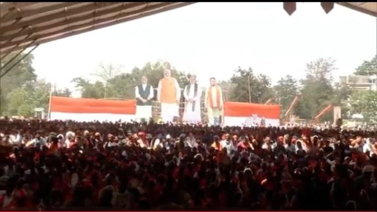 अंबिकापुर पहुंचे पीएम मोदी...थोड़ी देर में जनसभा को करेंगे संबोधित