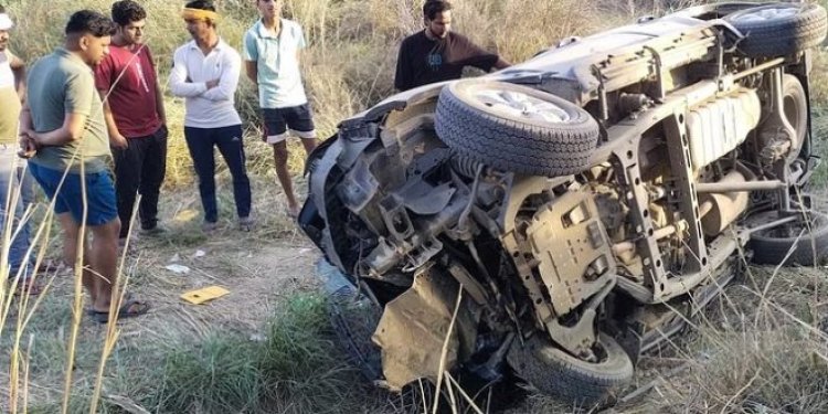 तेज रफ्तार सफारी अनियंत्रित होकर पेड़ से टकराई...चार की दर्दनाक मौत