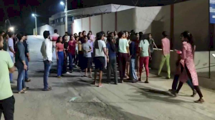 हॉस्टल में आधी रात को मचा बवाल : छात्राओं ने जमकर किया हंगामा, हॉस्टल का गेट तोड़कर यूनिवर्सिटी प्रबंधन के खिलाफ किया प्रदर्शन, जानिए पूरा मामला