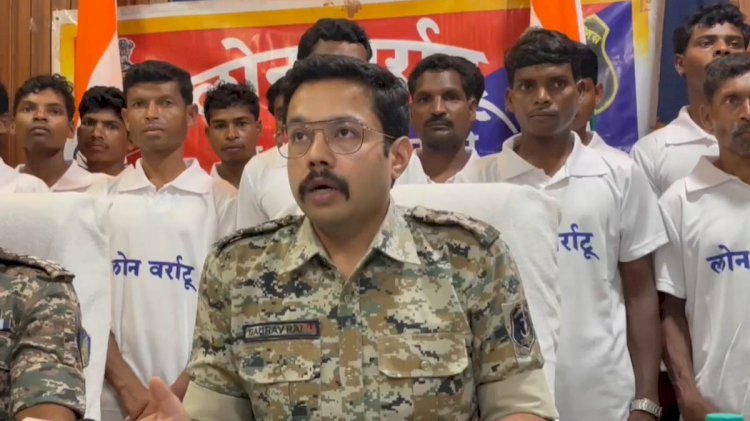 CG ब्रेकिंग : पुलिस को मिली बड़ी सफलता, तीसरे चरण के मतदान से ठीक पहले 3 ईनामी नक्सलियों सहित 35 ने किया आत्मसमर्पण...कई बड़ी वारदातों में थे शामिल...!!