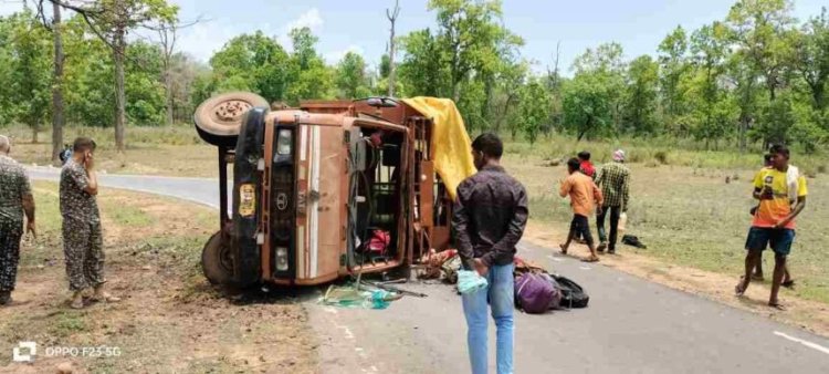 CG ACCIDENT : अनियंत्रित होकर पलटी बारातियों से भरी गाड़ी...एक दर्जन लोग घायल