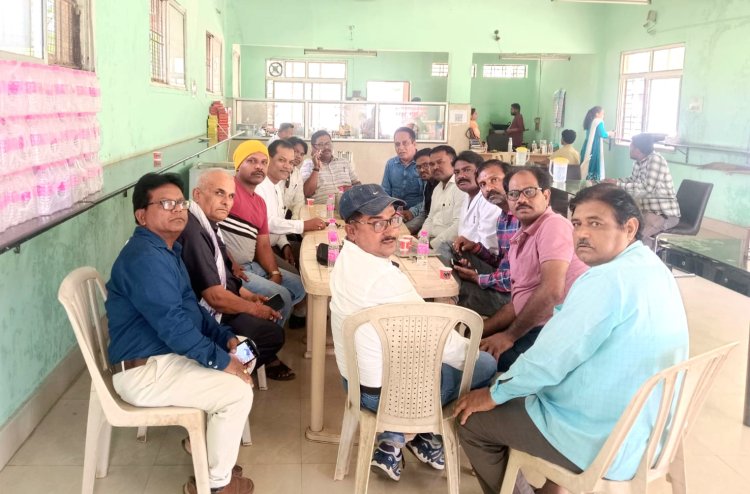 शिक्षक संगठनों के जिला अध्यक्षों ने भीषण गर्मी में समर कैंप का किया विरोध किया जिला शिक्षा अधिकारी से मुलाकात