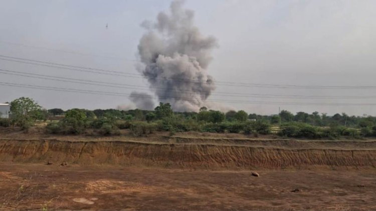 CG News: छत्तीसगढ़ के बारूद फैक्ट्री में ब्लास्ट, जोरदार धमाके से दहल उठा बेमेतरा, हादसे में कई लोगों के मारे जाने की खबर