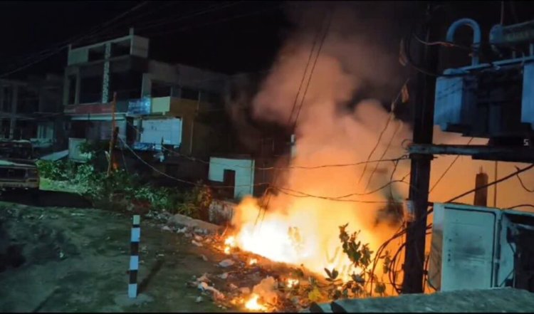 बीजापुर में बड़ा हादसा होने से टला, खुले में फेंका कचरा, ट्रांसफार्मर में लगी आग, दमकल विभाग की गाड़ी ने पाया काबू