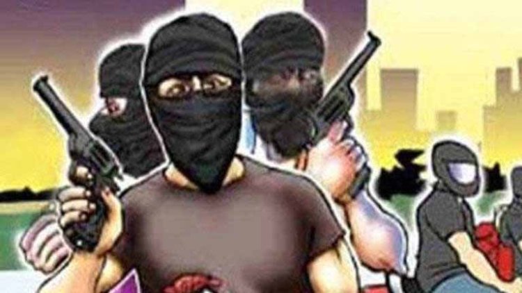 CRIME : पेट्रोल पंप के मैनेजर से दिनदहाड़े 14 लाख की लूट, आरोपियों की तलाश में जुटी पुलिस