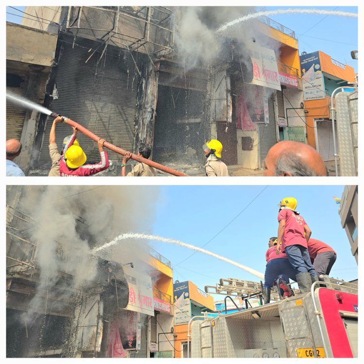 बस्तर जगदलपुर के मेने रोड पर कपड़े की दुकान में लगी भीषण आग लाखों का कपड़ा जलकर हुआ खाक देखें वीडियो