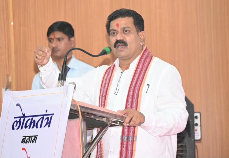 बस्तर शांति समिति द्वारा जगदलपुर में "लोकतंत्र बनाम माओवाद" कार्यक्रम मे उप-मुख्यमंत्री विजय शर्मा बोले माओवाद की काली छाया से मुक्ति चाहता है बस्तर