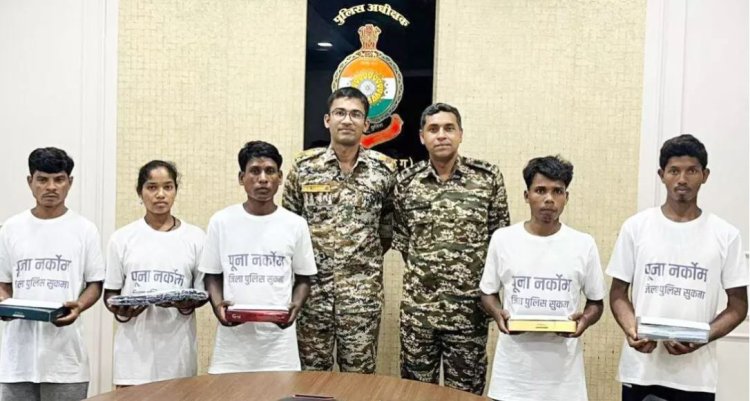 5 इनामी नक्सलियों ने पुलिस अधिकारियों के सामने किया आत्मसमर्पण