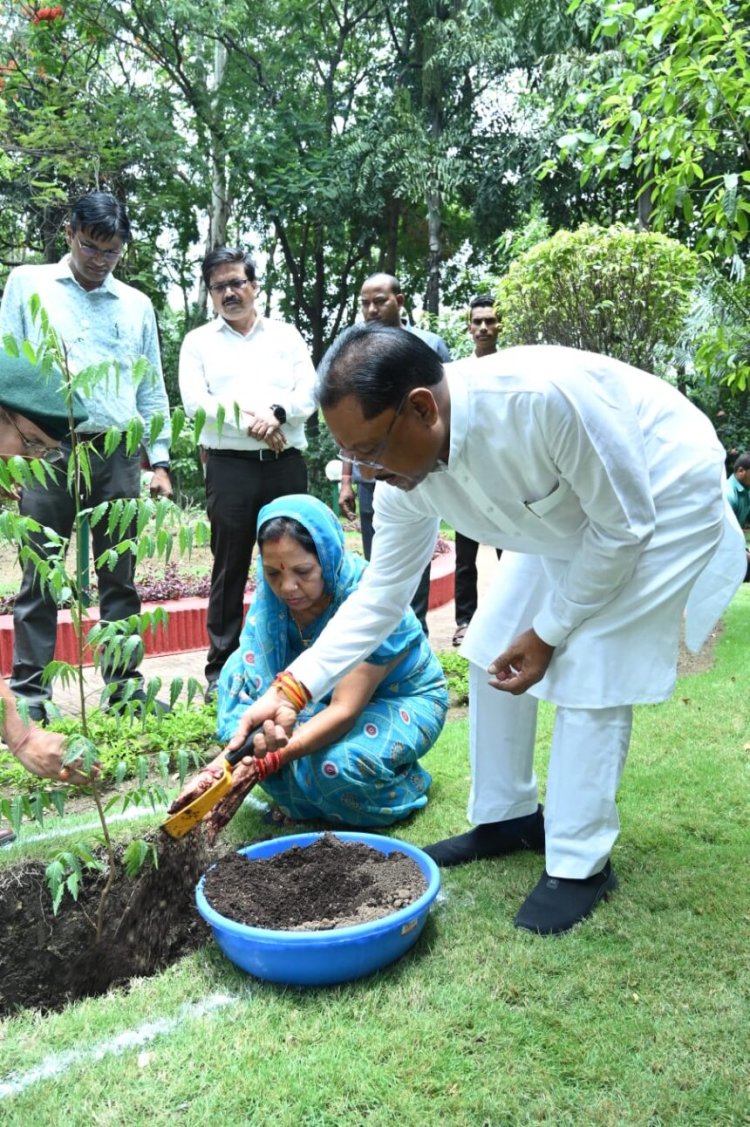 मुख्यमंत्री साय ने सपरिवार अपने निवास परिसर में रोपा नीम, रुद्राक्ष और चीकू का पौधा