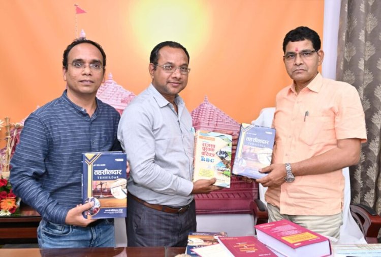 राजस्व मंत्री टंक राम वर्मा ने ‘तहसीलदार‘ और ‘छत्तीसगढ़ राजस्व पुस्तक परिपत्र पुस्तकों का किया विमोचन