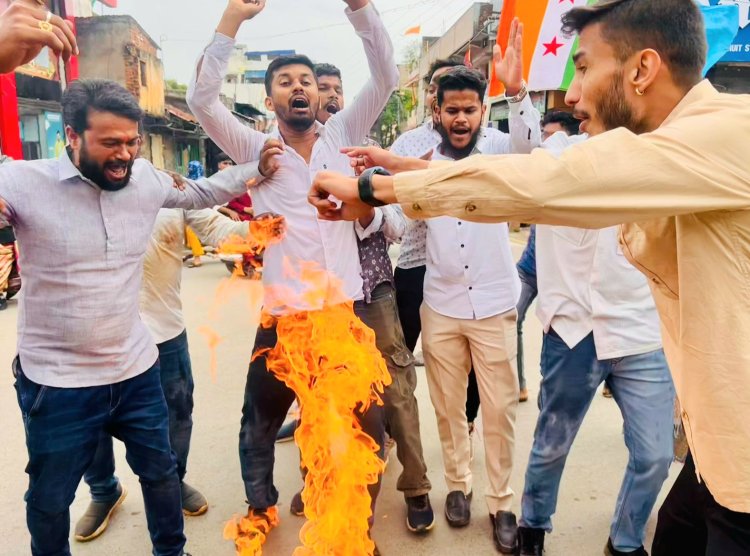 बस्तर जिला एनएसयूआई शहर/ग्रामीण ने रायपुर में हुए लोहंडीगुड़ा छात्र की हत्या के विरोध में किया मुख्यमंत्री व गृहमंत्री का पुतला दहन