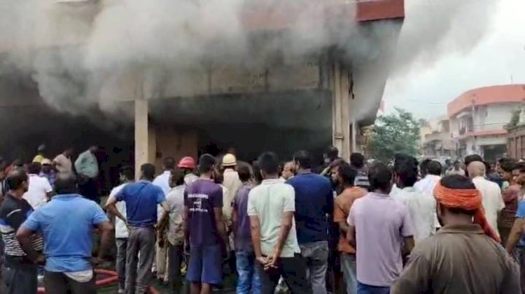 ऑटो पार्ट्स की दुकान में लगी भीषण आग, करोड़ों का सामान जलकर खाक, मौके पर पहुंची फायर ब्रिगेड की टीम, मचा हड़कंप