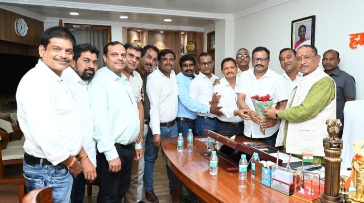 शिक्षको के प्रमुख मांगो को ले कर एसोसिएशन के पदाधिकारियो ने की मुख्यमंत्री से की मुलाक़ात पूर्व सेवा से पुरानी पेंशन देने हेतु की चर्चा