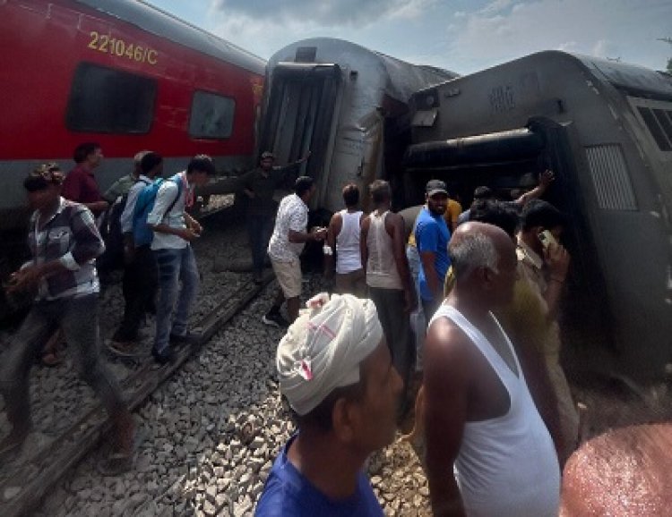 Accident : डिब्रूगढ़ एक्सप्रेस की 15 बोगियां पटरी से उतरी, 4 लोगों की गई जान, कई घायल...