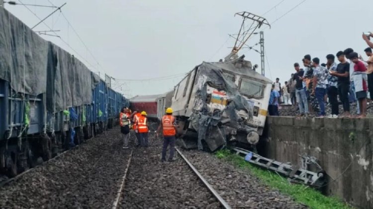 मालगाड़ी से हावड़ा-मुंबई मेल टकराई,18 डिब्बे पटरी से उतरे, 3 की मौत, 20 घायल, जानें डिरेल की वजह