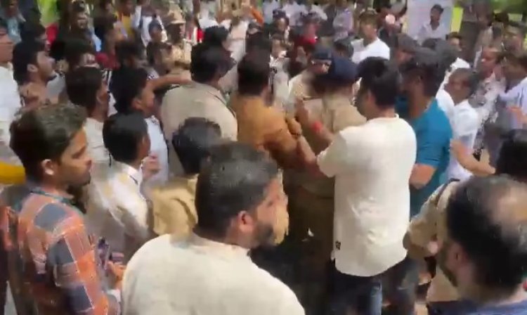 छत्तीसगढ़ कॉलेज में बवाल; आपस में भिड़े ABVP और NSUI कार्यकर्ता, बीच बचाव करने गए पुलिसकर्मियों को भी पड़े लात-घूसे