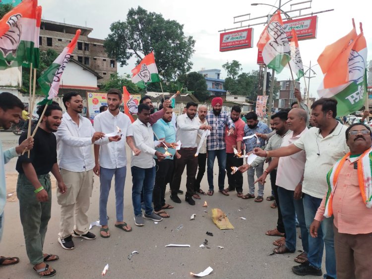 बस्तर जिला युवा कांग्रेस ने स्मार्ट मीटर ब बिजली दर बढ़ोतरी के विरोध में बिजली बिल जलाकर प्रदेश सरकार के खिलाफ किया विरोध प्रदर्शन