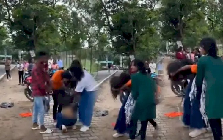 एक बॉयफ्रेंड के लिए दो लड़कियां भिड़ी, पकड़े एक-दूसरे के बाल, जमकर बरसाए थप्पड़, बोली - वह मेरा बॉयफ्रेंड है….जाने पूरा मामला..!!